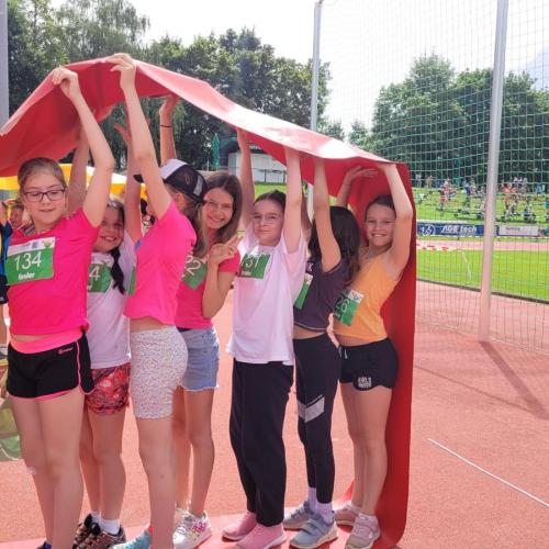 Kinder unter roter Plane