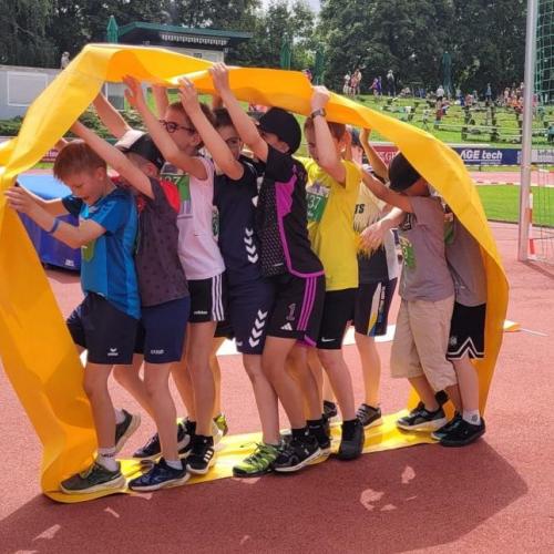 Kinder unter gelber Plane