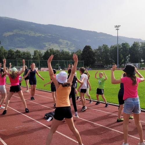 Kinder machen Gymnastik
