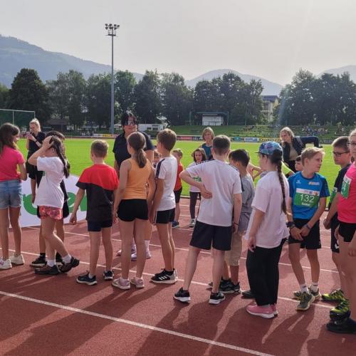 Kindergruppe auf Sportplatz