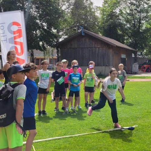 Kinder auf Sportplatz