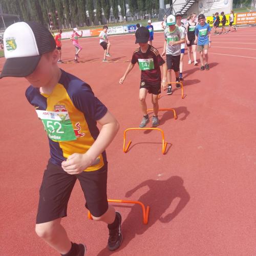 Kinder laufen auf Sportplatz