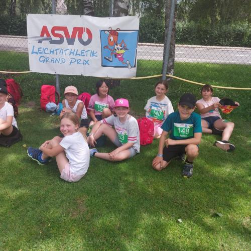 Kinder sitzen in Wiese