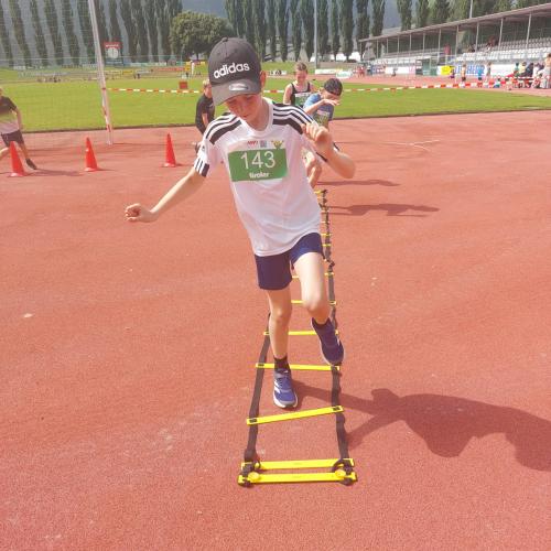 Bub auf Sportplatz