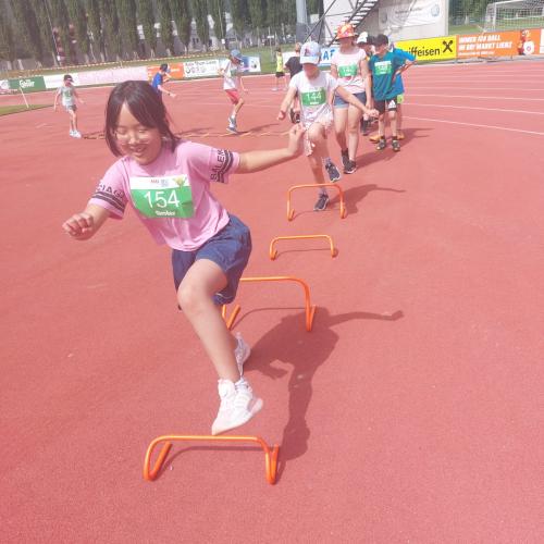 Mädchen läuft auf Sportplatz