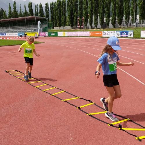 Kinder laufen auf Sportplatz