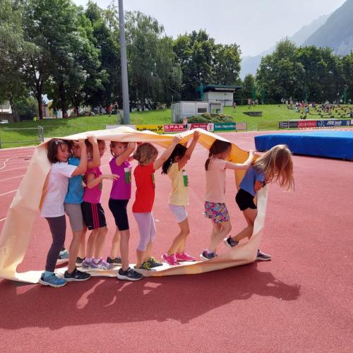 Kinder mit gelbem Gummischlauch