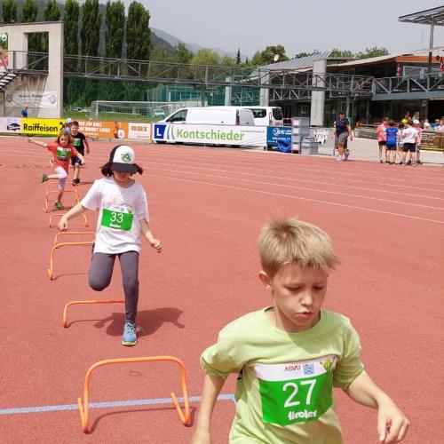 Kinder laufen auf Sportplatz