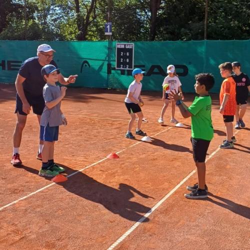 Kinder auf Tennisplatz
