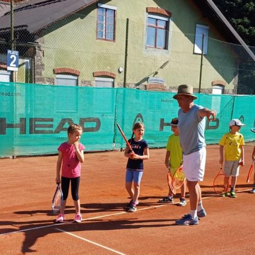 Kinder mit Tennistrainer