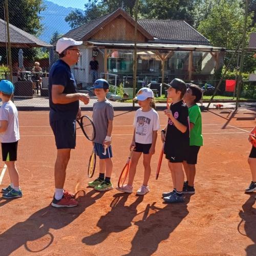 Kinder mit Tennistrainer