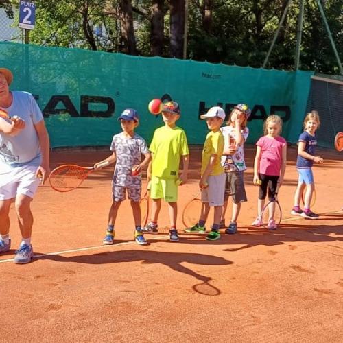 Kinder mit Tennistrainer