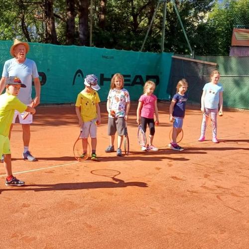 Kinder mit Tennistrainer
