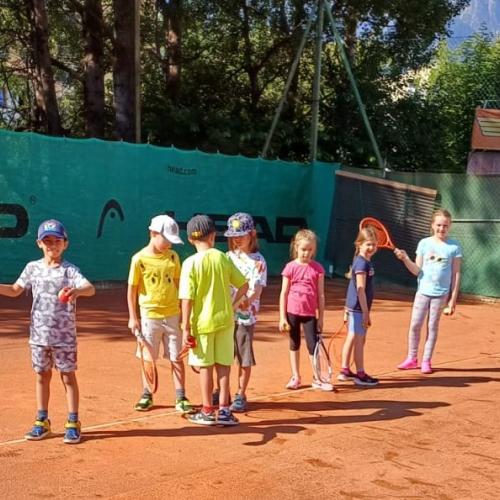 Kinder auf Tennisplatz