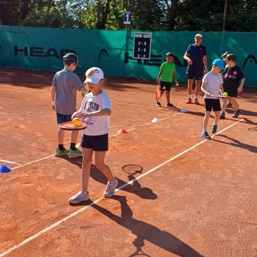 Kinder auf Tennisplatz