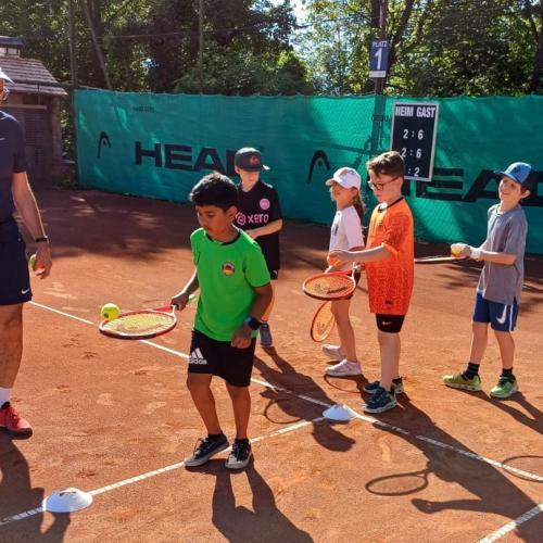Tennistrainer und Kinder