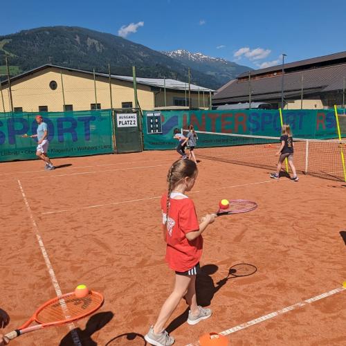 Kinder auf Tennisplatz