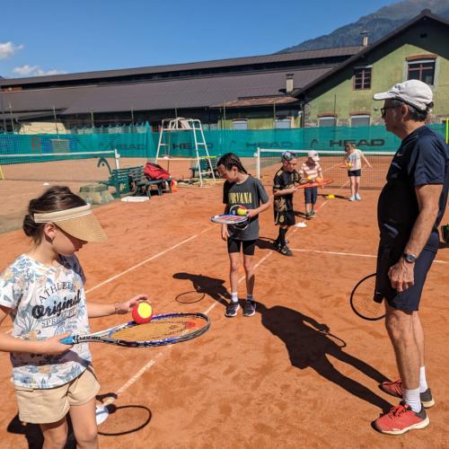 Kinder auf Tennisplatz