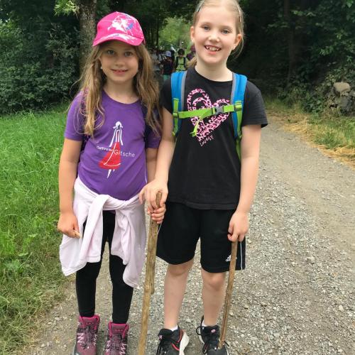 zwei Mädchen auf Wanderweg