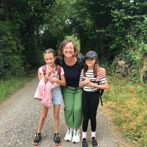 Frau und zwei Mädchen auf Wanderweg
