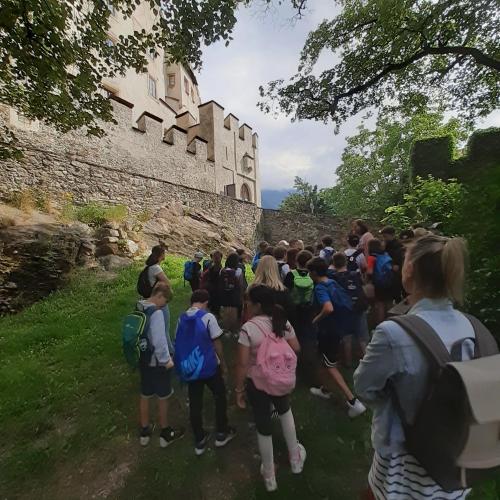 Kinder vor Schlossmauer