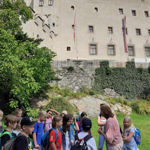 Kinder vor Burg