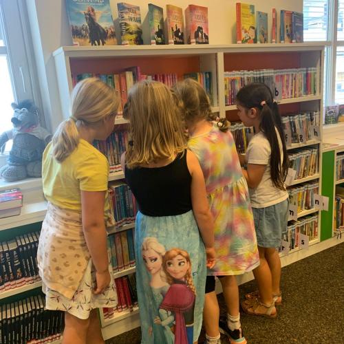 Kinder vor Bücherregal