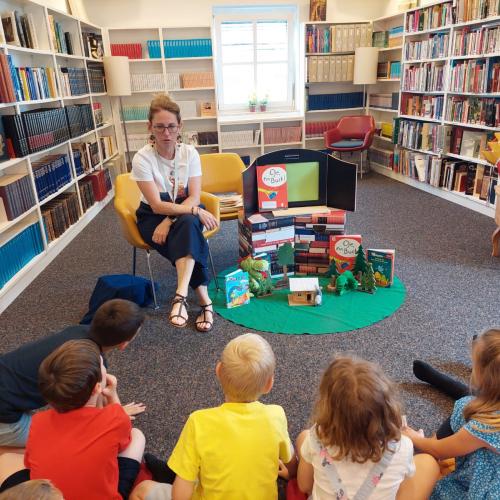 Frau und Kinder in einer Bücherei