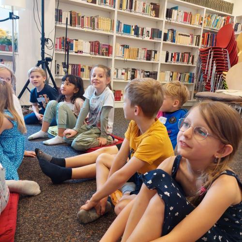 Kinder in einer Bücherei