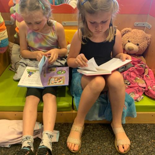 Zwei Mädchen lesen