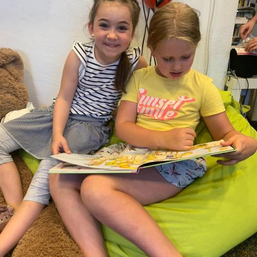 Zwei Mädchen lesen ein Buch