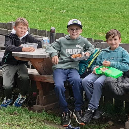 3 Buben sitzen auf Bank