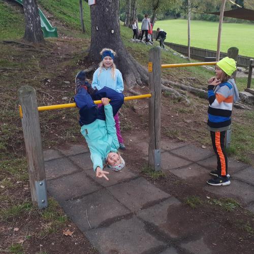 Kinder an Turnstangen