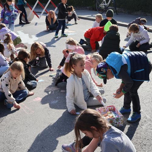 Kinder bemalen Straße