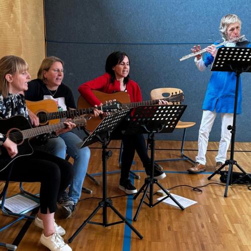 Frauen musizieren