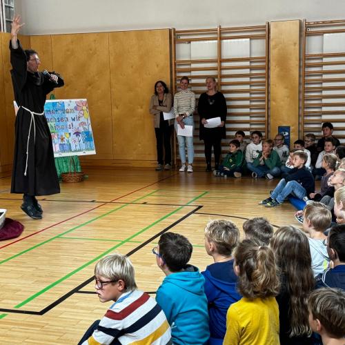 Pater und Kinder, die auf dem Boden sitzen