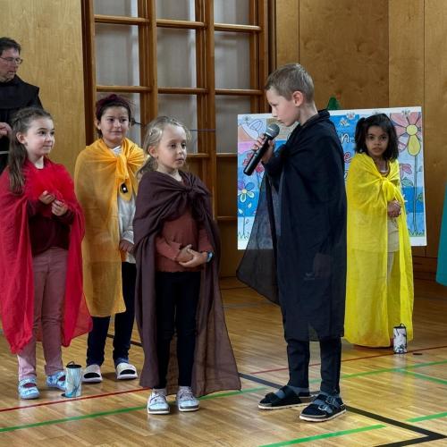 Kinder mit Umhängen