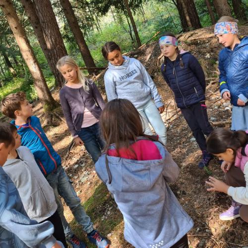 Kinder stehen im Kreis