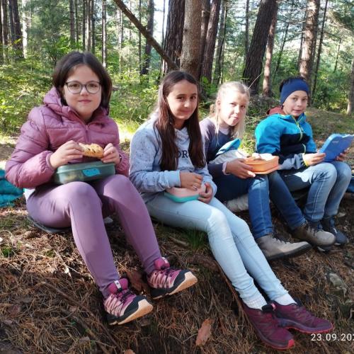 Kinder sitzen und jausnen