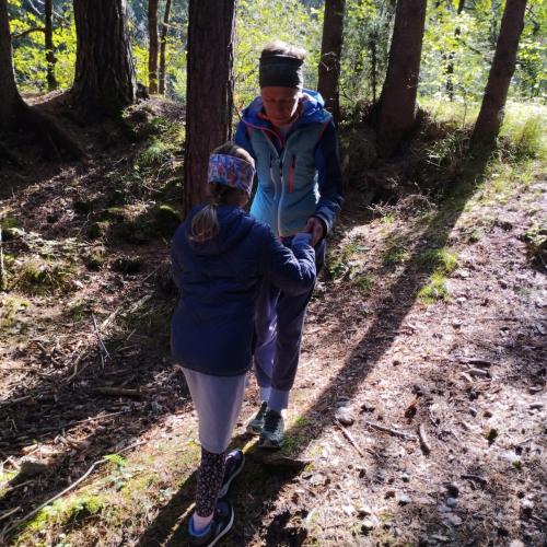 Frau und Kind im Wald