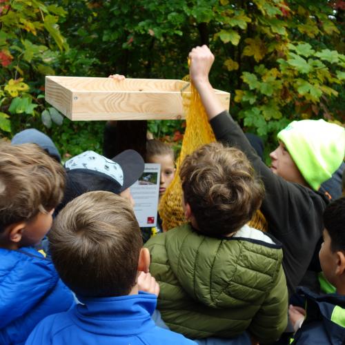 Kinder und kleiner Holztisch