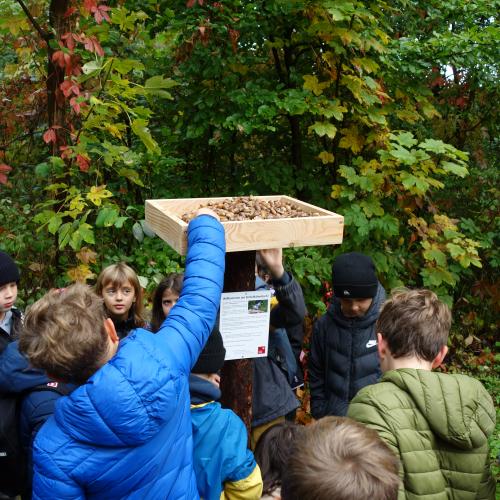 Kinder und kleiner Holztisch