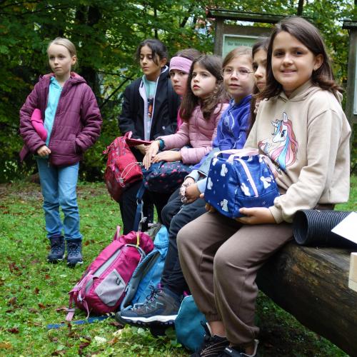 Kinder sitzen auf Bank