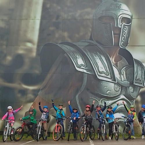 Kindergruppe vor riesigem Plakat mit Gladiator