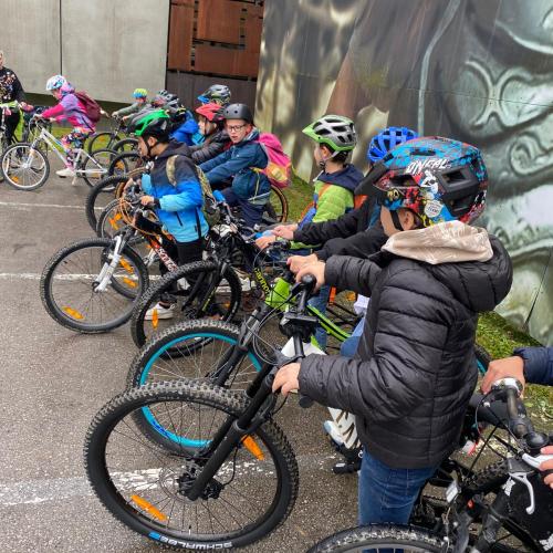 Kinder mit Fahrrädern