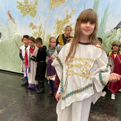 Mädchen als Römerin verkleidet