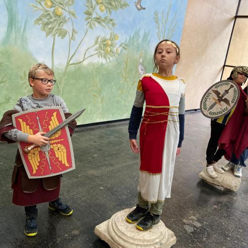 Kinder als alte Römer verkleidet