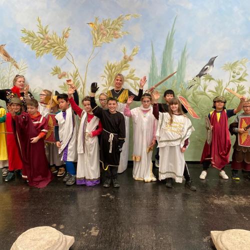 Kindergruppe als Römer verkleidet