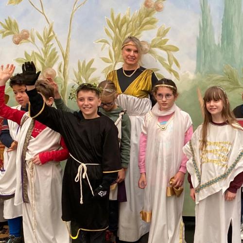 Frau und Kinder als Römer verkleidet