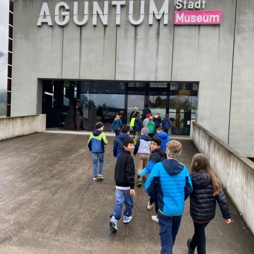 Kinder vor Museum
